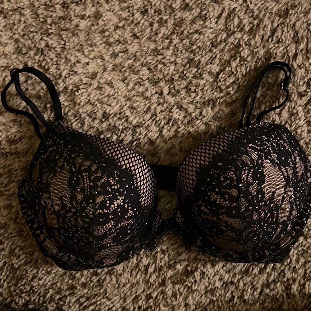 Victoria’s Secret 32D very sexy push up
